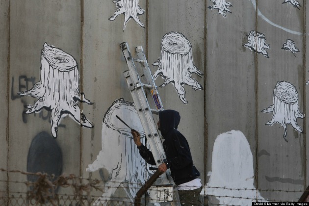 Betlehem. Olasz street art művész fest az izraeli elválasztó falra