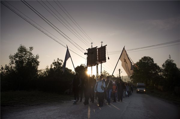 A csíksomlyói búcsúba tartó zarándokok Csíkbánkfalván 2014. június 7-én. MTI Fotó: Koszticsák Szilárd