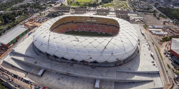 Meglehetősen későn (2011 eleje) kezdték el a manausi stadion építését a brazil szervezők, hiszen 2010 márciusában még a régi aréna lebontásának elindításával voltak elfoglalva. Az új stadiont eredetileg 2013-ra fejeztek volna be – ennek ellenére a mai nap