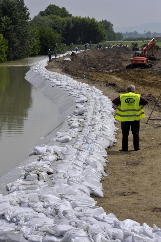 Gátépítés a dunai árvízveszély miatt Tát és Esztergom között pénteken