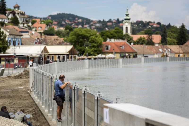 Egy férfi kapaszkodott fel a Szentendre belvárosát az áradó Dunától megvédő mobil árvízvédelmi falra