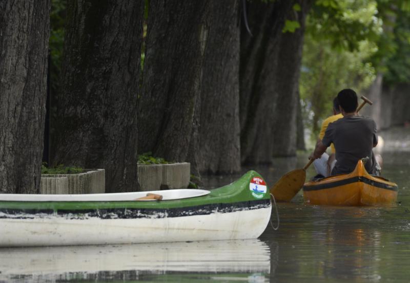 Kenuval közlekednek az áradó Duna által elöntött Római-parton