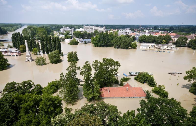 Az áradó Duna által elöntött terület Győrben pénteken