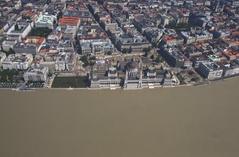 Budapest belvárosa a Parlamenttel az áradó Dunával