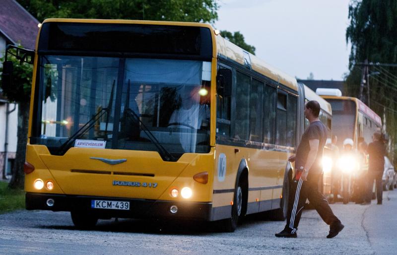Buszok szállítják el a lakókat, miután óvintézkedésként elrendelték Győrújfalu kitelepítését