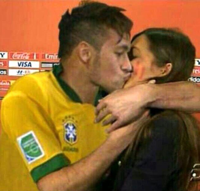 <ul> <li>A csaj Sara Carbonero, Casillas felesége.</li> <li>A srác Neymar</li> <li>Az apropó a 2010-es dél-afrikai vébén elcsattant csók</li> </ul>