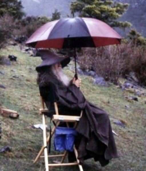 Gyűrűk Ura – Gandalf (Sir Ian McKellen) óvja magát az esőtől