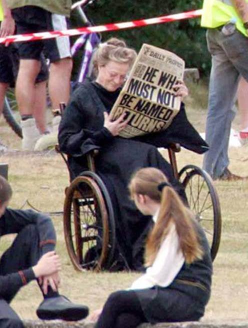 Harry Potter – Maggie Smith a jelenetek között olvasgatja  a napi sajtót