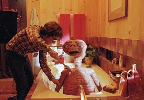 E. T., a földönkívüli –  Steven Spielberg megfürdeti E.T.-t a szünetben