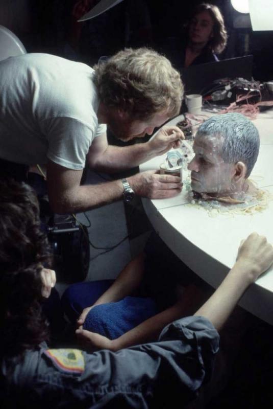 Alien – Ridley Scott sűrített tejjel kenegeti Ian Holmt