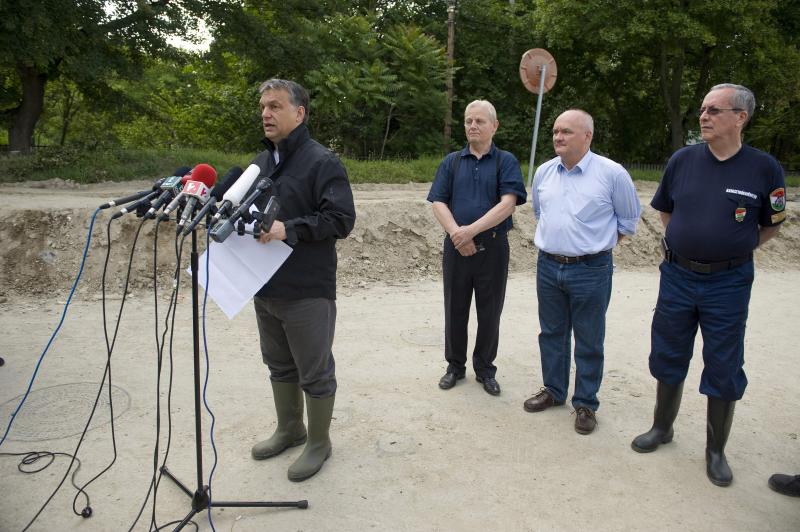 Orbán Viktor miniszterelnök (b) sajtótájékoztatót tart az országos árvízhelyzettel és az árvízi védekezéssel kapcsolatban a fővárosi Római-parton 2013. június 10-én. Jobbról Tarlós István főpolgármester (b2), Hende Csaba honvédelmi miniszter (b3) és Bakon