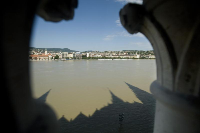A megáradt Duna Budapesten az Országházból fotózva 2013. június 10-én. A fővárosban 887 centiméter a folyó vízszintje, ez 4 centivel alacsonyabb a tetőzéskor mért rekordértéknél.