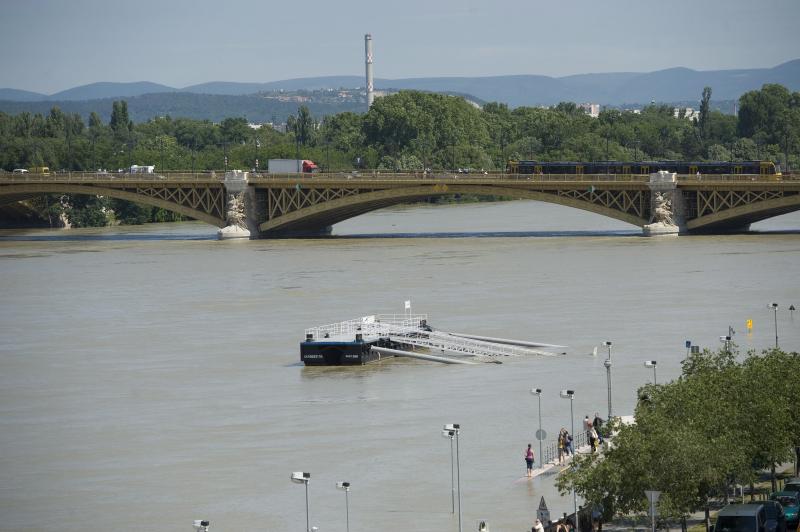 A megáradt Duna Budapesten, háttérben a Margit híd 2013. június 10-én. A fővárosban 887 centiméter a folyó vízszintje, ez 4 centivel alacsonyabb a tetőzéskor mért rekordértéknél.