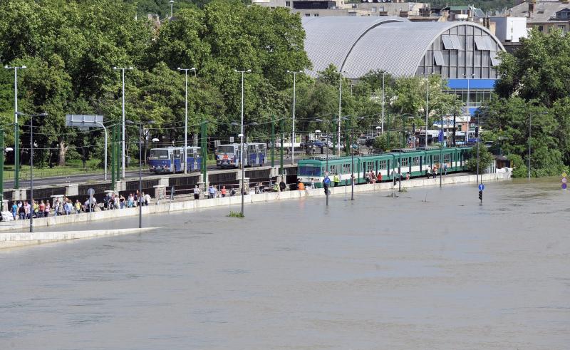 A Margit hídi ideiglenes végállomásra érkezik a szentendrei HÉV 2013. június 10-én.