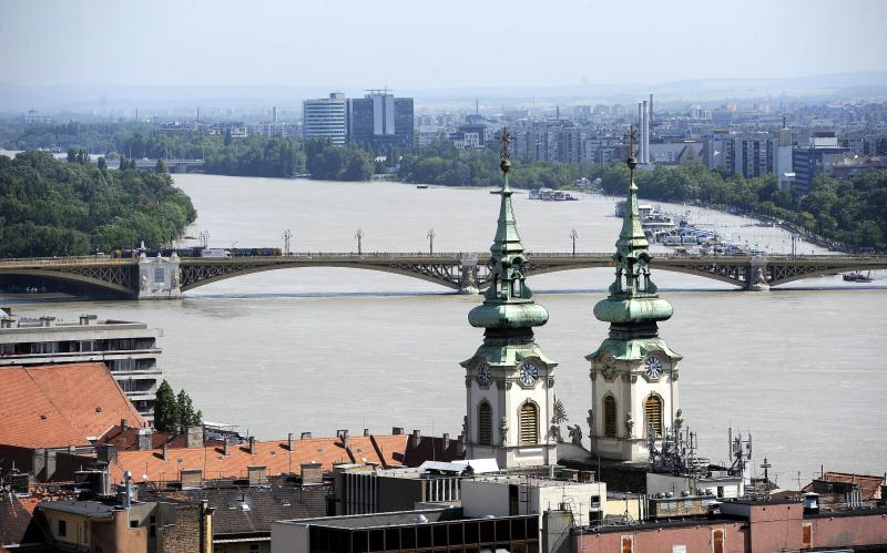 Lassan apad a megáradt Duna Budapesten 2013. június 10-én. Középen a Margit híd. A fővárosban 887-ről 884 centiméterre csökkent a vízszint.