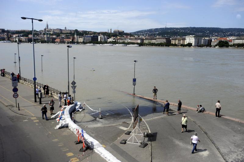 Lassan apad a megáradt Duna Budapesten 2013. június 10-én. A fővárosban 887-ről 884 centiméterre csökkent a vízszint.
