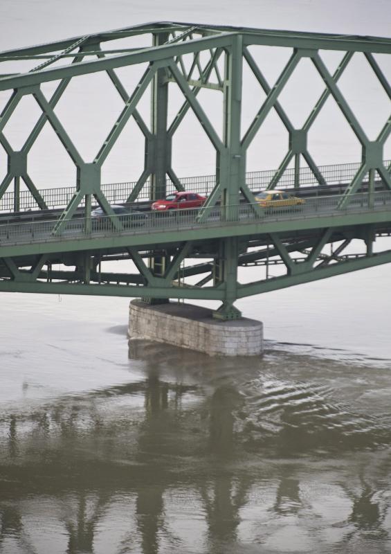 A megáradt Duna a dunaföldvári Beszédes József hídnál 2013. június 10-én. A folyam vízszintje reggel érte el a hídnál az eddigi legnagyobb, 703 centiméteres vízállást, este itt 710 centiméterrel tetőzik az árhullám.