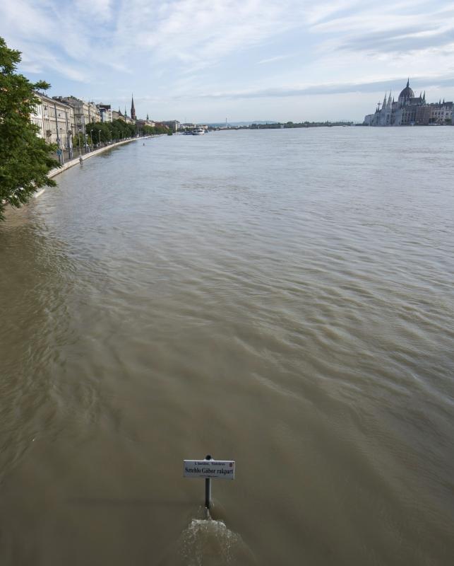 Az áradó Duna a budapesti Sztehlo Gábor rakpartnál 2013. június 10-én. Hajnalban megindult a Duna vízszint-csökkenése a fővárosi szakaszon.