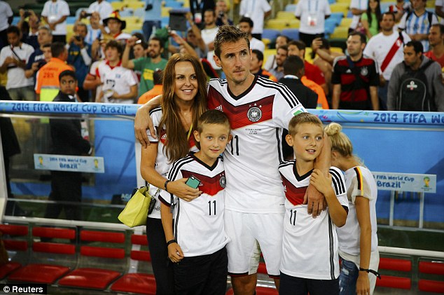 Miroslav Klose feleségével, Sylwiával és két fiúkkal