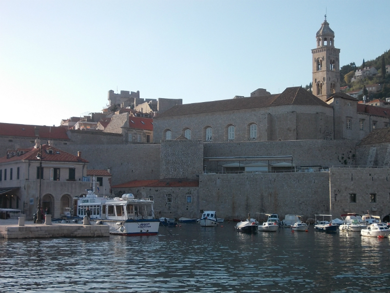 A kikötő egyelőre üres. A turistaszezon beindulásával Dubrovnikot ellepik a luxusyachtok.