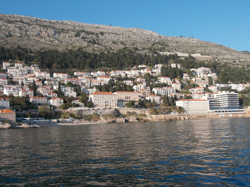 A várossal szemben álló dombokon állomásoztak 1992-ben a szerb csapatok és tartották ostrom alatt Dubrovnikot.