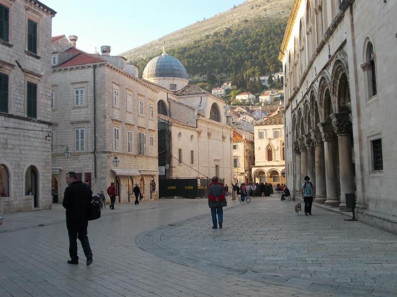 Április első felében még kihaltak a dubrovniki utcák. A helyiek mesélik, hogy májustól élhetetlenné válik a városuk a turisták hada miatt.