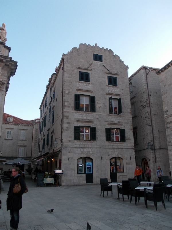 Az óvárosban 4-5000 ezer ember lakhatna el kényelmesen. Ezzel szemben csupán ezren laknak ott. Az elnéptelenedésnek több oka is van, az egyik szerint a délszláv háborúk végén a külföldiek felfedezték maguknak Dubrovnikot és tetemes összegekért vásárolták 