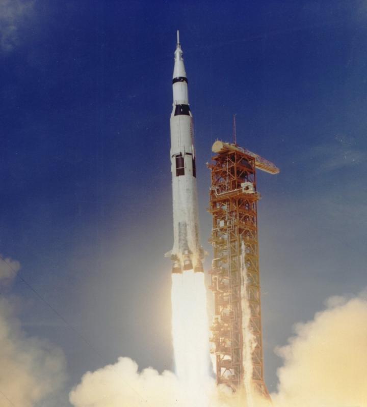 Az Apollo-11 1969. július 16-án helyi idő szerint 14:32 perckor hagyta el a kilövőállást, a floridai Kennedy Űrközpontot