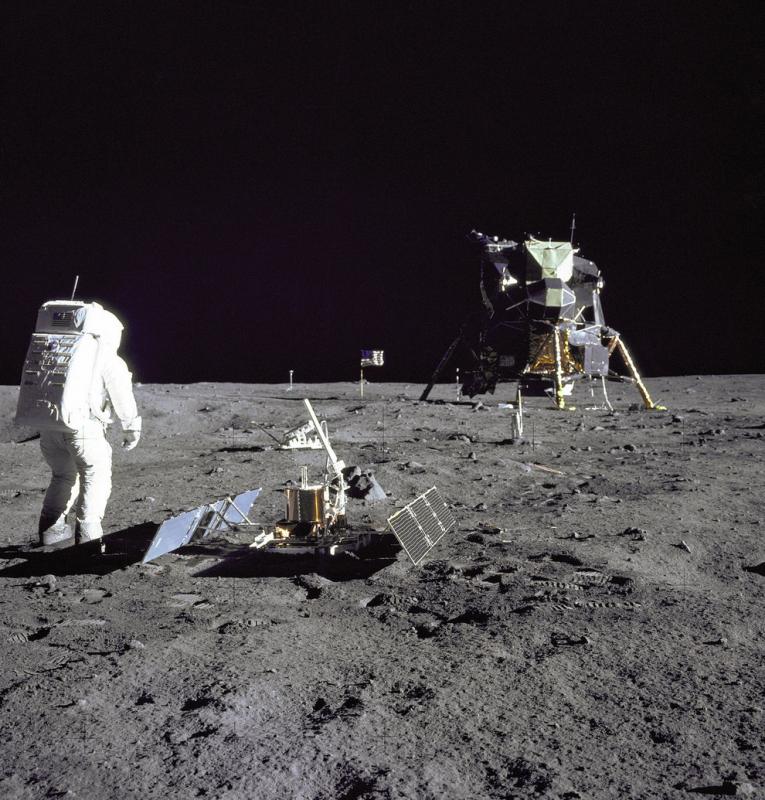 Az űrhajósok 2 és fél órát töltöttek a Hold felszínén 