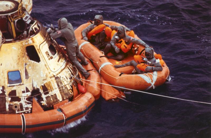 A három űrhajós július 24-én tért vissza a Földre
