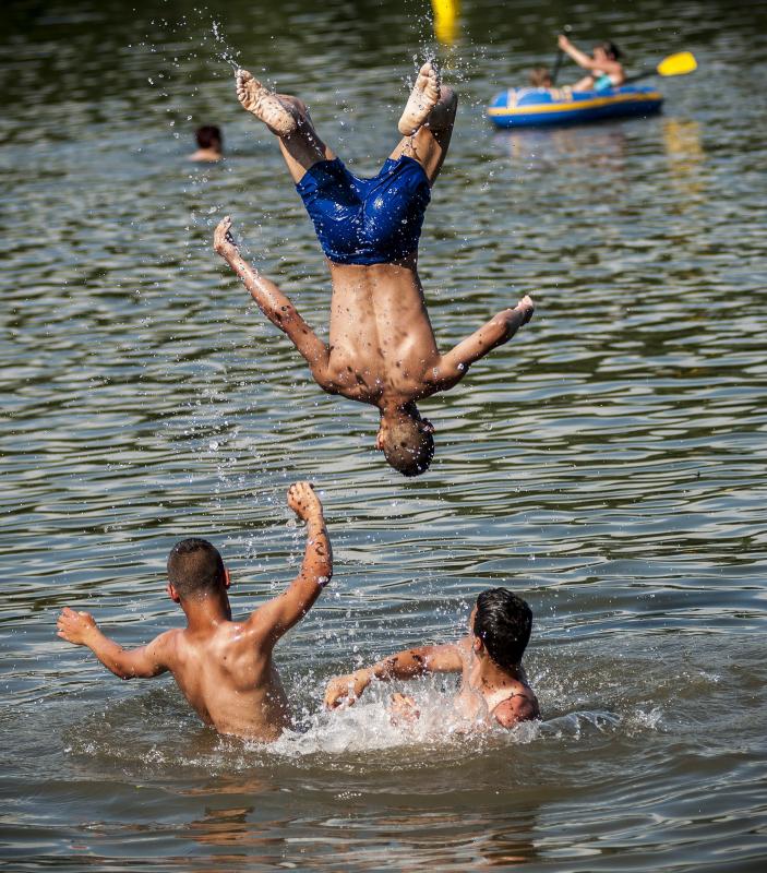 Fürdőzők a Tisza-tóban, a tiszafüredi szabadstrandon 2013. június 17-én. Az Országos Meteorológiai Szolgálat előrejelzése szerint a hét elején tovább erősödik a nappali felmelegedés, napközben akár 35 fok is lehet.