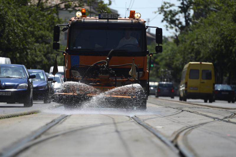 Locsolóautó hűti a villamossíneket a budapesti Blaha Lujza téren 2013. június 19-én. Június 19-re virradóra több helyen is megdőlt az eddigi legmagasabb napi minimumhőmérsékleti rekord.